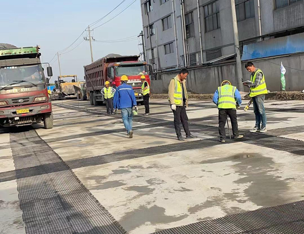 内蒙古老材料的新故事：玻璃纤维土工格栅如何在‘白改黑’浪潮中重获新生？